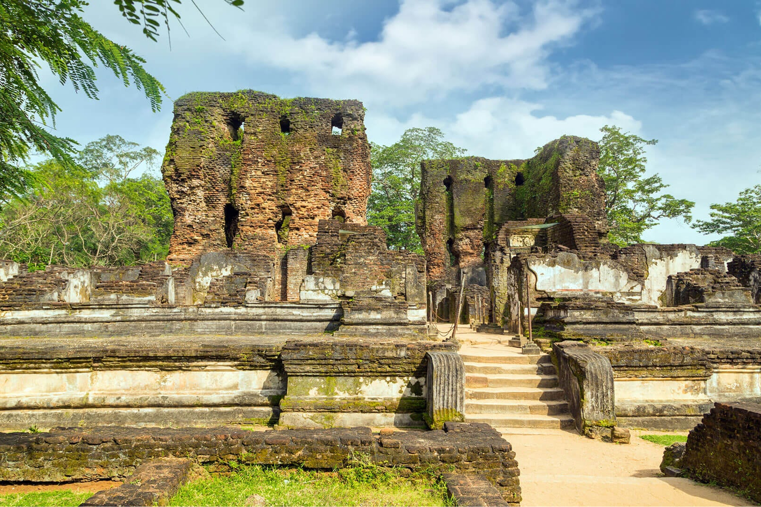 https://srilankatourdriverwithcar.com/wp-content/uploads/2025/04/9_days_polonnaruwa.jpg